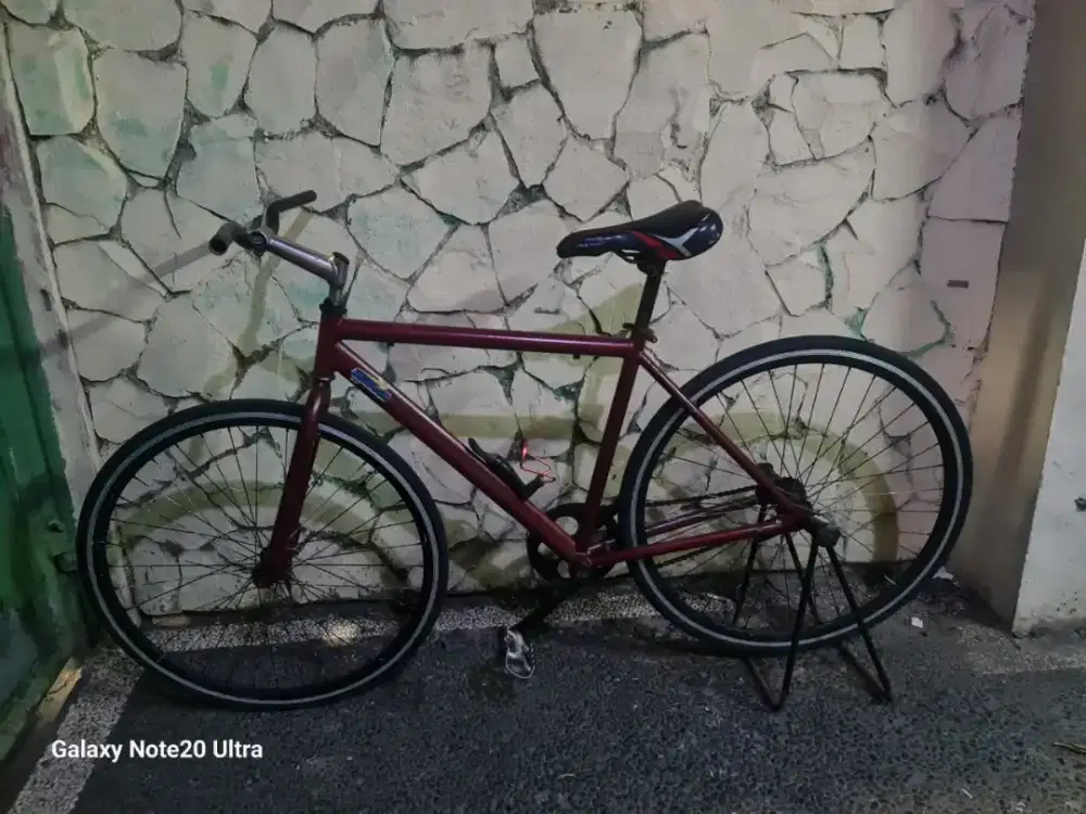 Jual butuh sepeda fixie UK 28 rem terpedo kondisi normal siap gowes