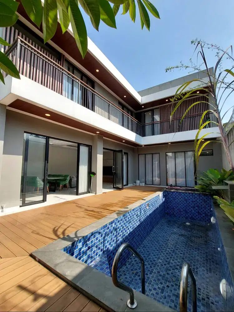 Rumah Mewah dengan Kolam Renang di Wedomartani