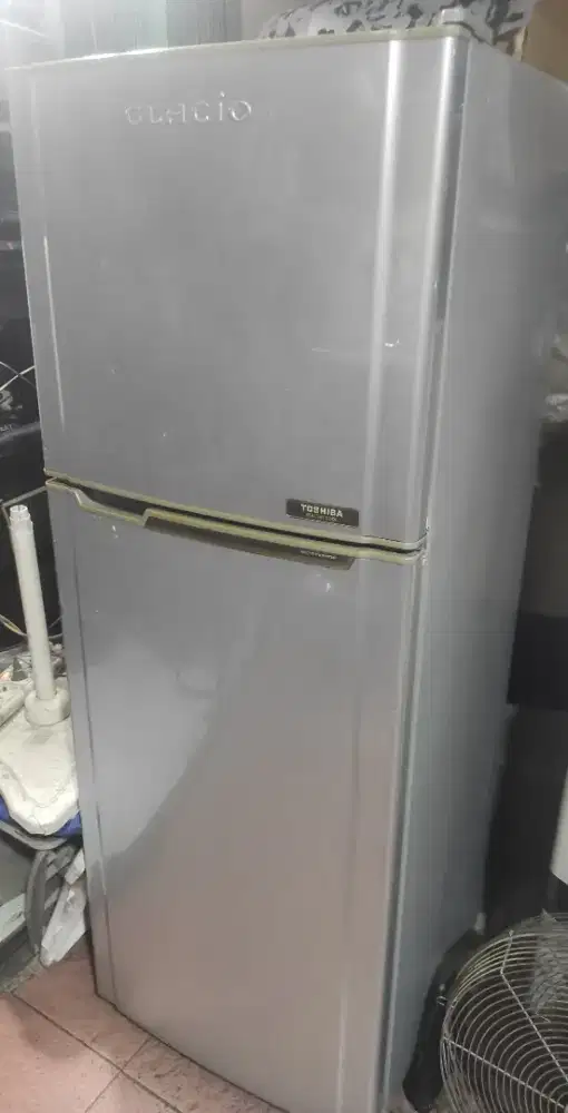 Kulkas 2 pintu merk Toshiba Glacio beku dan dingin normal