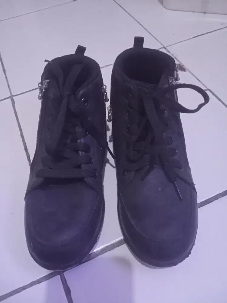 Sepatu hitam sekolah