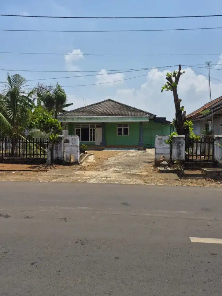 Rumah Besar Pinggir jalan utama