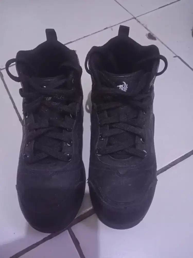 Sepatu hitam anak sekolah