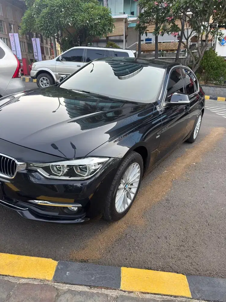 BMW 320i F30 Luxury 2018 KM rendah