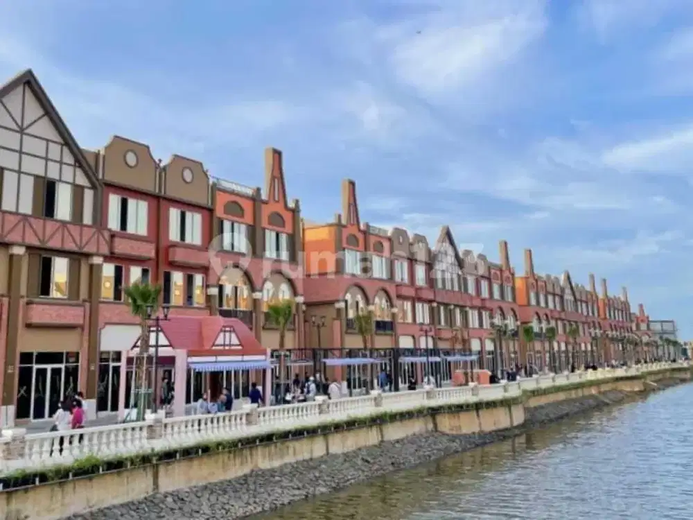Ruko Gandeng La Riviera Amsterdam Pik2, Lokasi Strategis