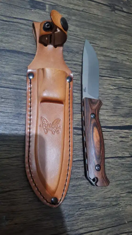 Pisau berburu merek  benchmade