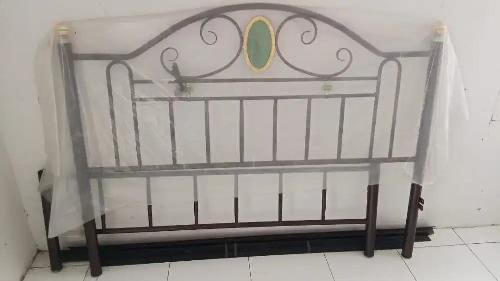 Ranjang tidur besi