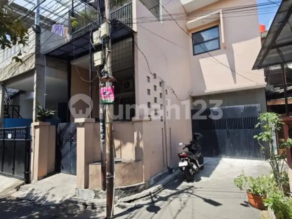 Dijual Rumah 3 Lantai - Flamboyan, Jakarta Barat