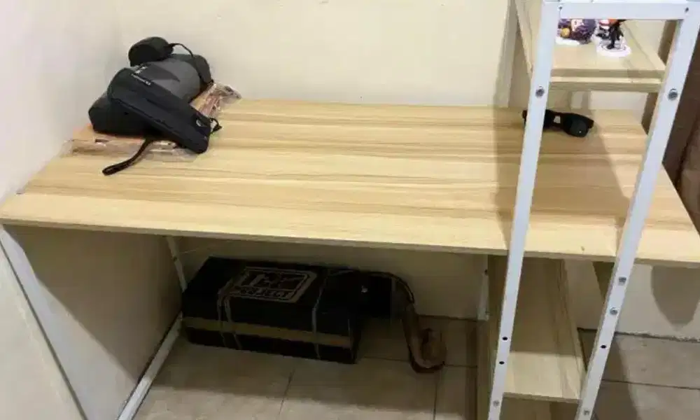 Dijual Meja Kantor Luas (ada rak rak untuk taruh buku)