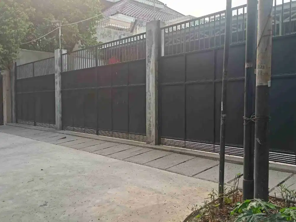 Gudang Luas di kebun jeruk