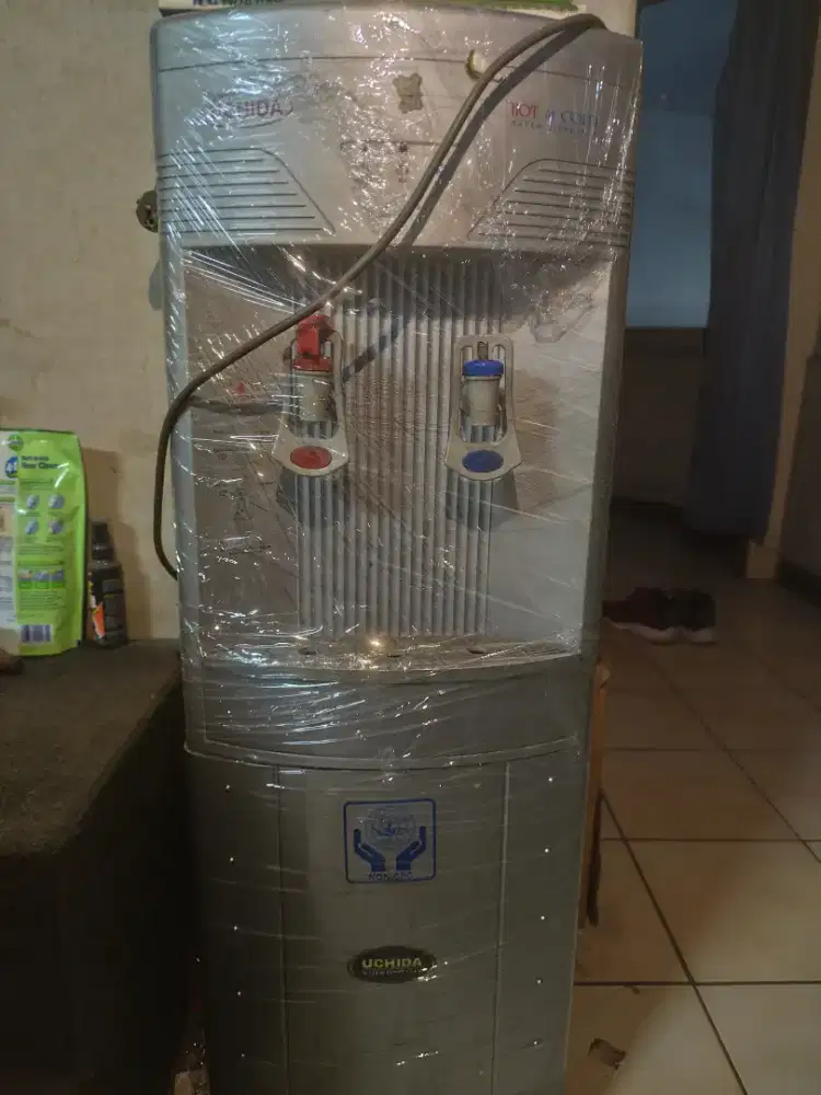 Dispenser Uchida panas dan dingin (aer es)