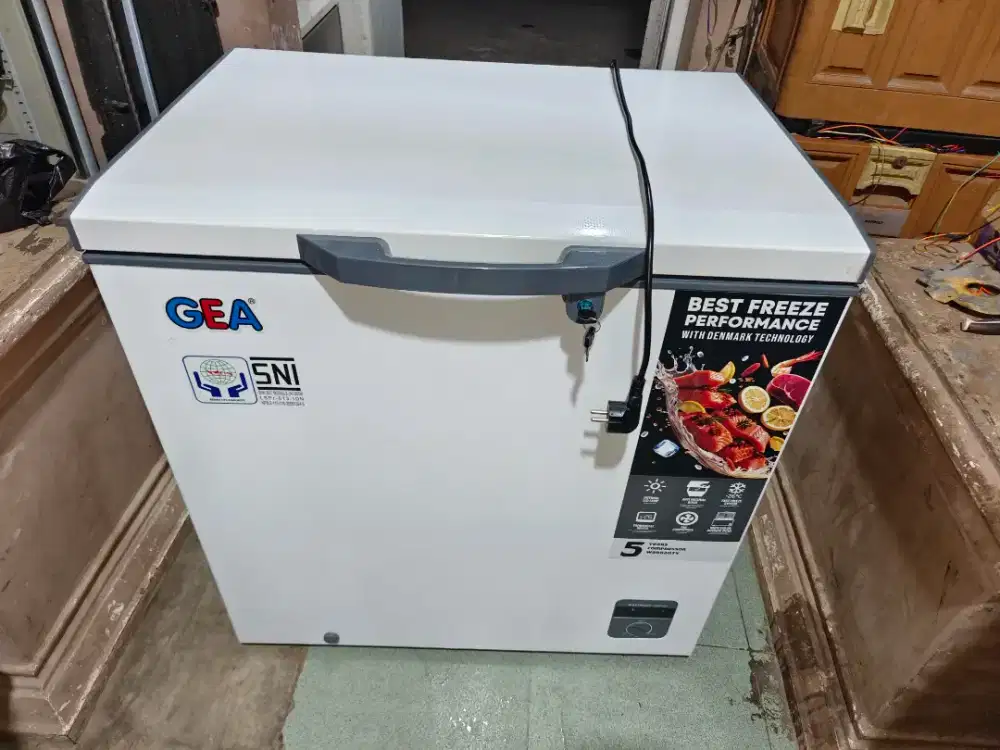 frizer box GEA 210 Liter mulus seperti baru