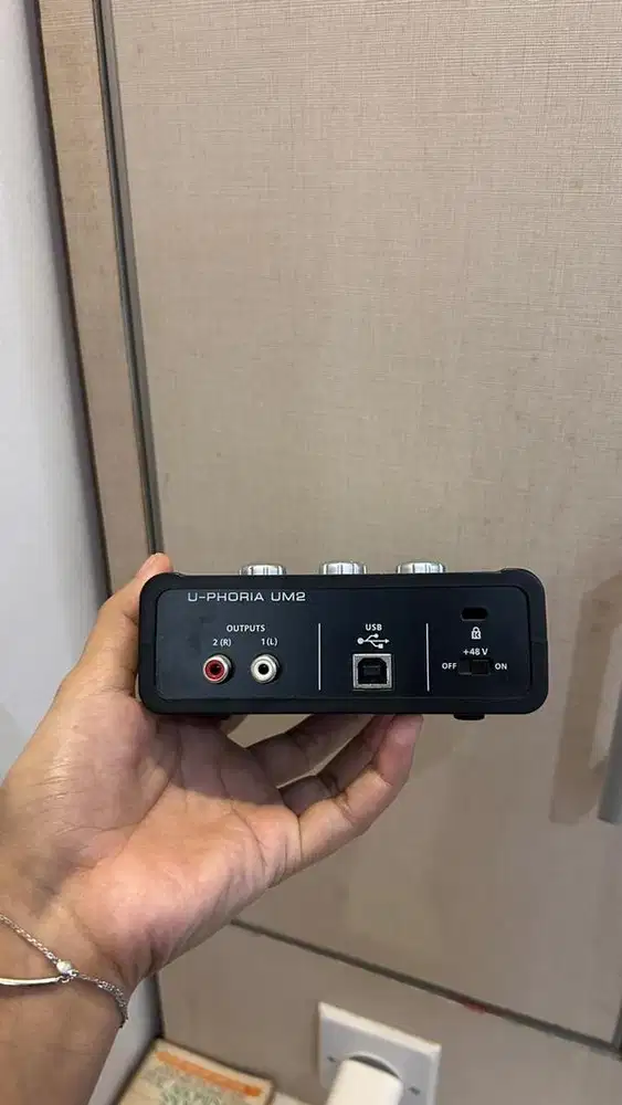 Behringer U-Phoria UM2 Audio Interface Bekas Kondisi Bagus
