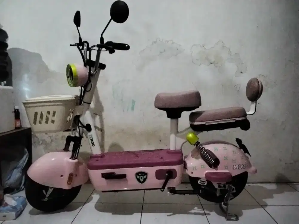 Sepeda listrik pink
