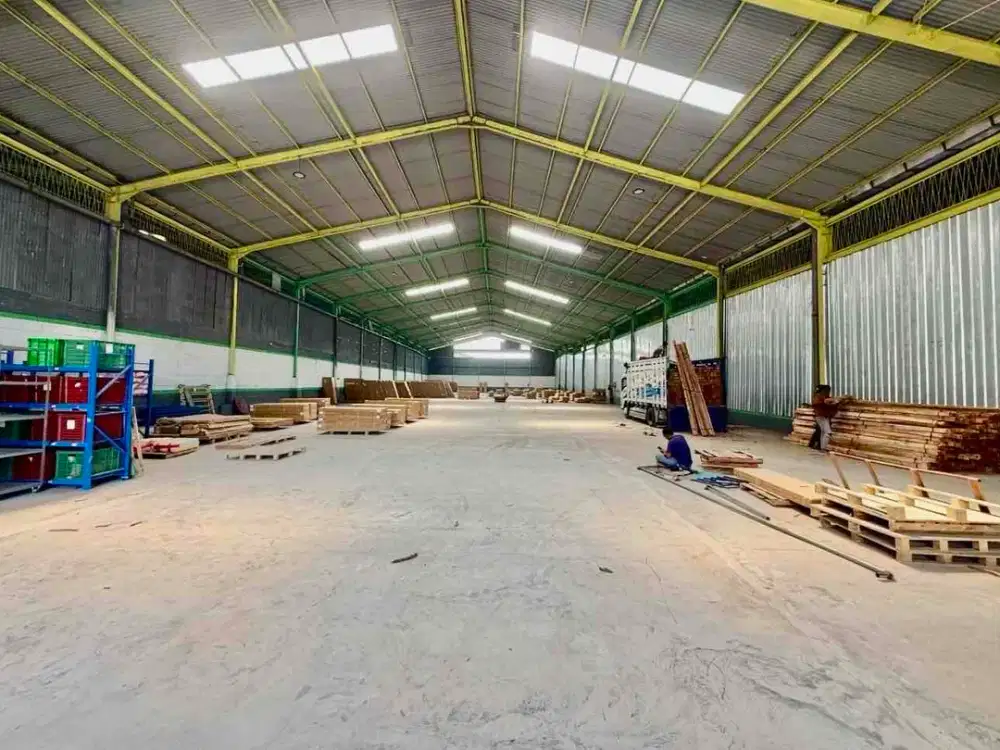 DISEWA GUDANG 1.800 m2 PARKIR LUAS, SURIMULIA, MARGOMULYO - SURABAYA