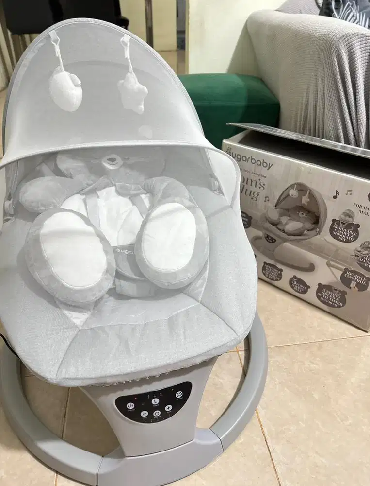 Bouncer baby. Moms hug aoutomatic swing