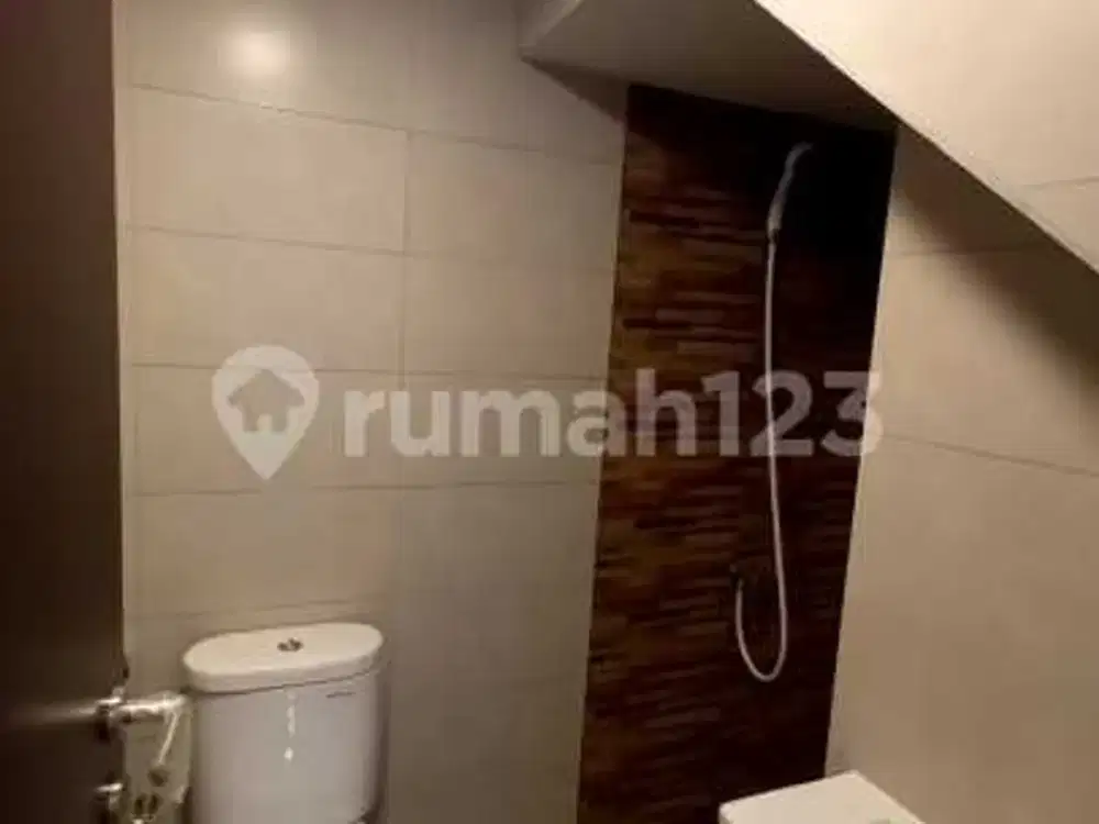 Disewakan Rumah 2 Lantai di Summarecon Crown Gading Cluster Regia, Bekasi Dekat Harapan Indah