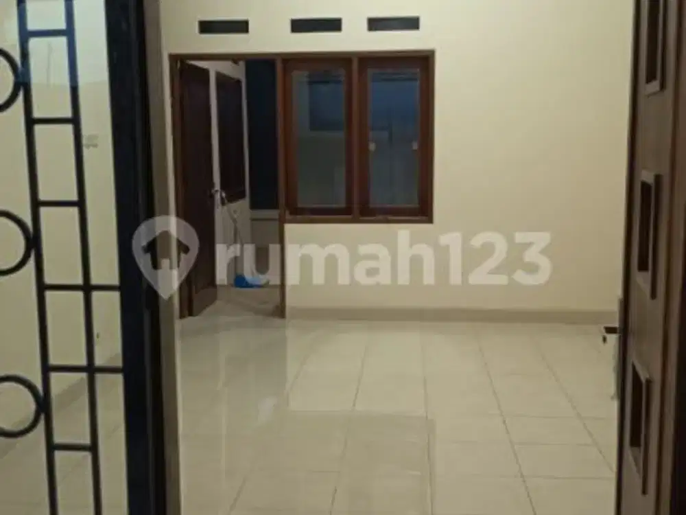 Disewakan Rumah Siap Huni di Aralia Harapan Indah - Fresh Cat Baru, Nyaman & Rapih