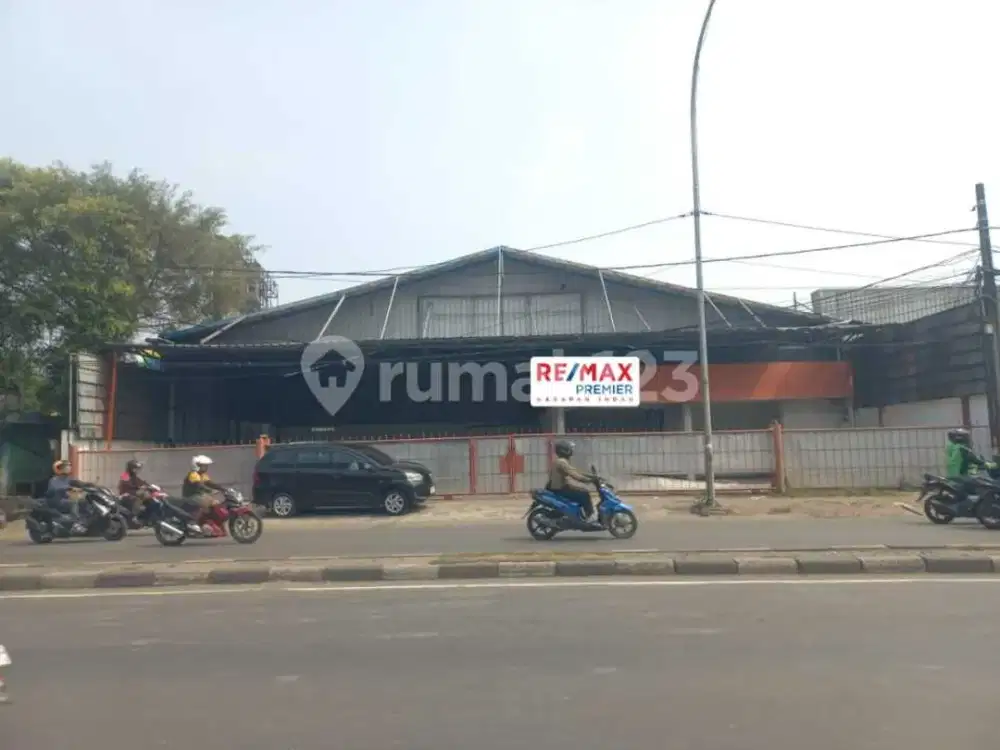 Di Sewakan/ Dijual Gudang Strategis Pinggir Jalan Bekasi Raya Jaktim