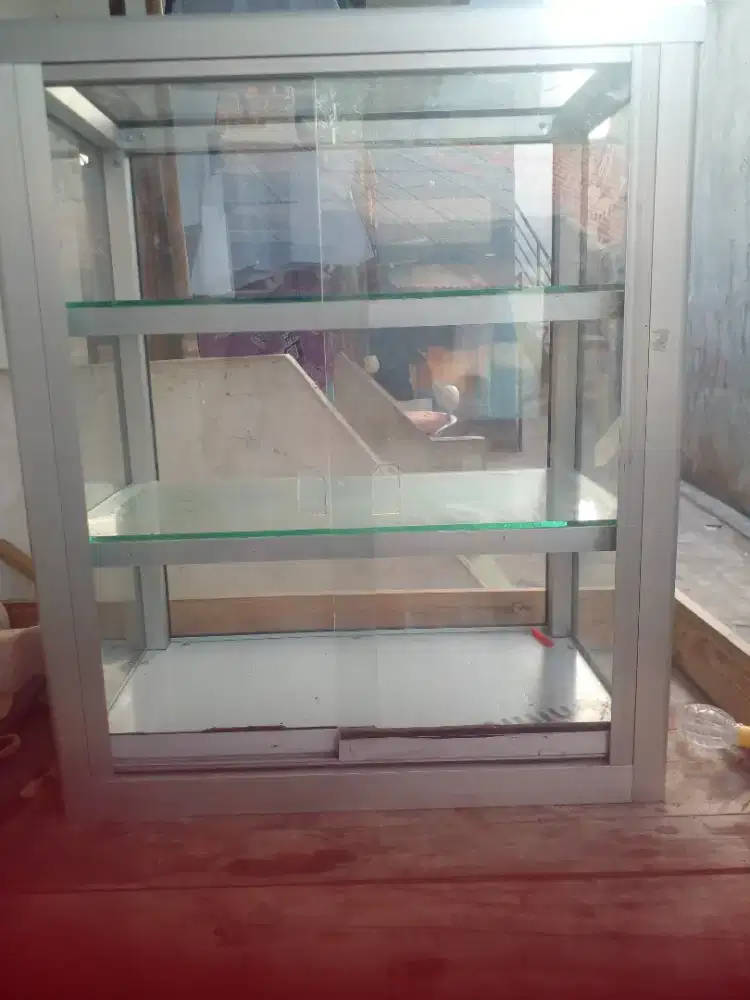 etalase tingkat berpintu