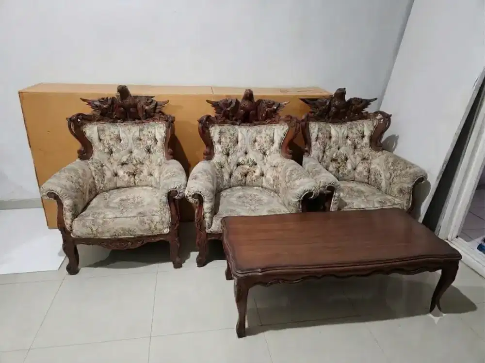 Kursi ruang tamu