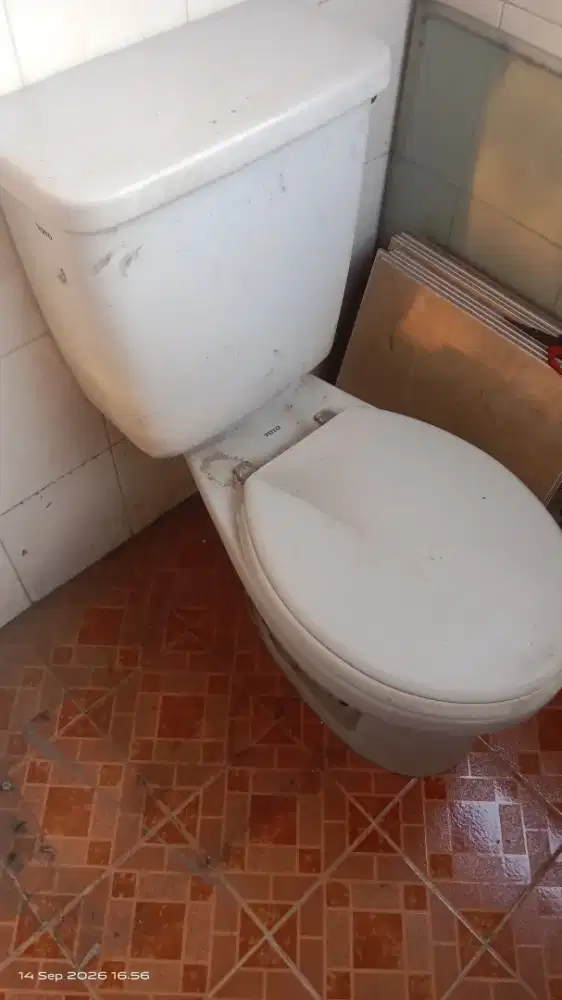 Closed kamar mandi merk toto, bekas tapi masih utuh.