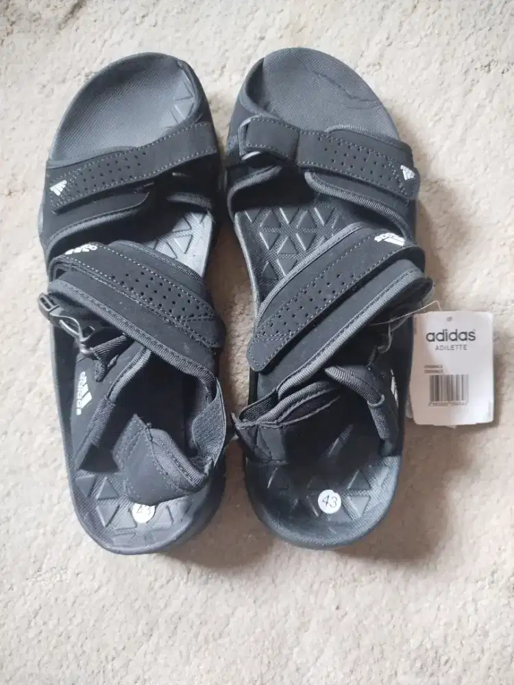 Sandal Gunung Adidas