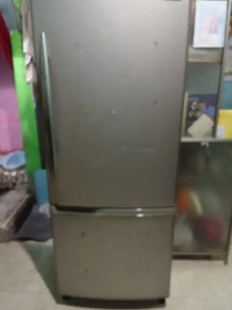 Kulkas 2 pintu merk Panasonic prezer bawah