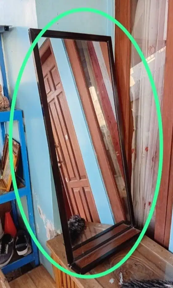 Rencana mau buka usaha potong rambut gak jadi jual kaca cermin baru.