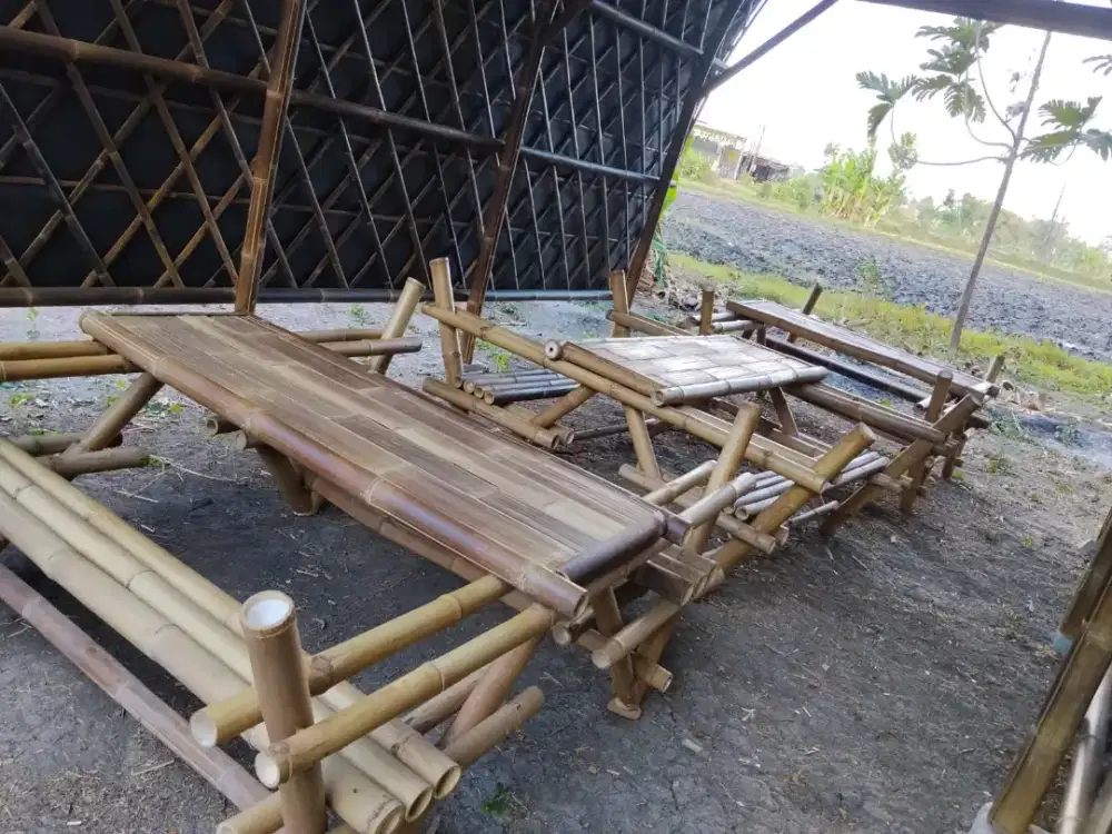 Saung bambu kontemporer