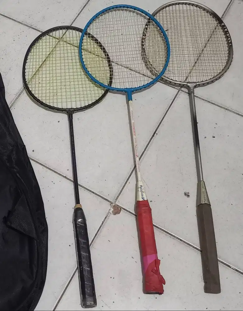 Ada 3 buah Raket Badminton,O8I3 IO755OOO,borong,murah,NET.