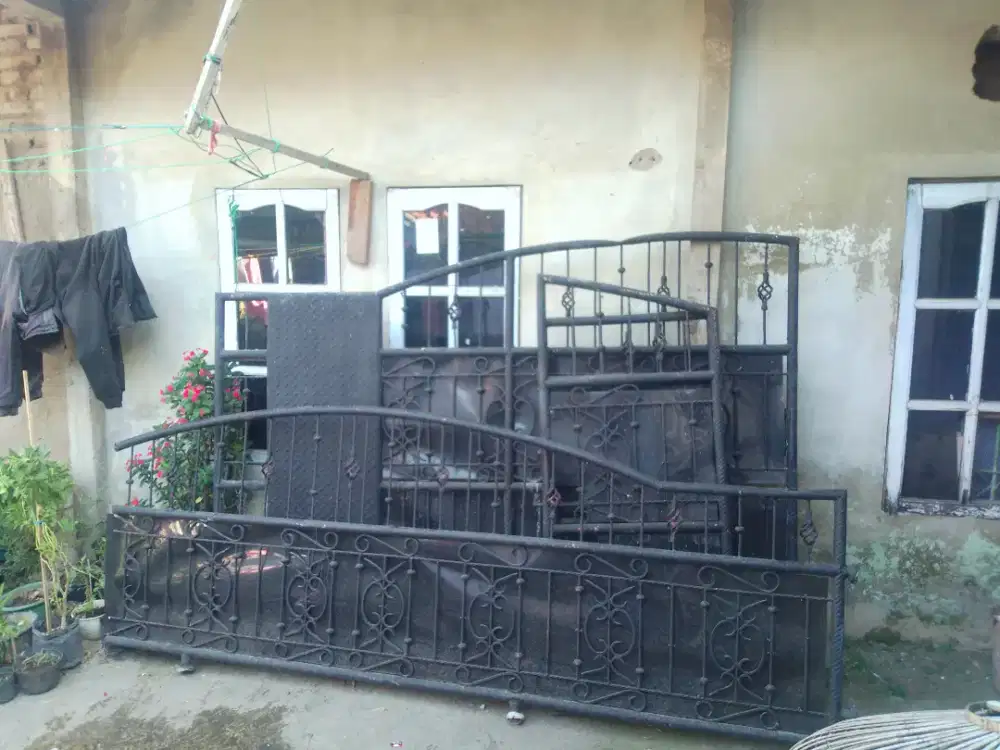 Pagar rumah warna hitam 2 pintu, 1 rel panjang