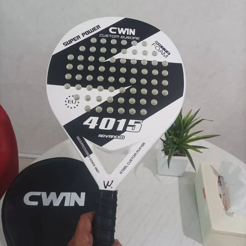 Raket padel kondisi 99 persen dari baru