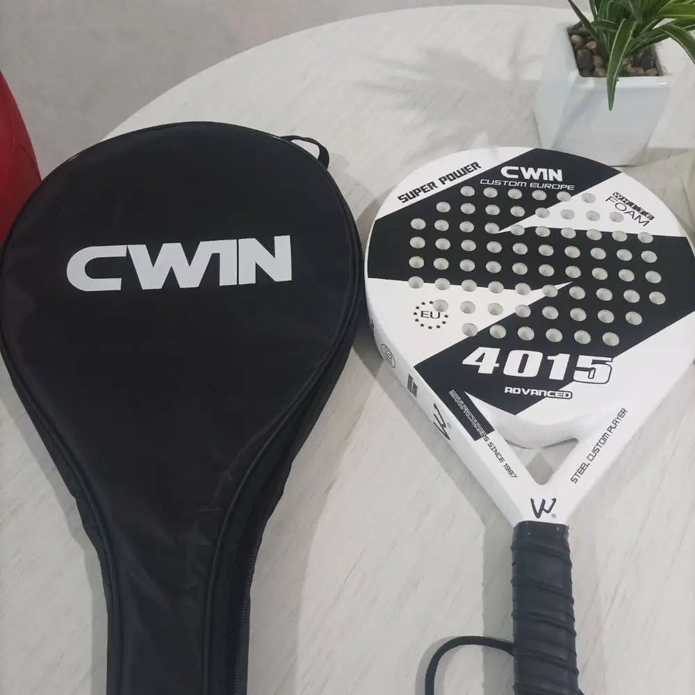 Raket padel kondisi 99 persen dari baru