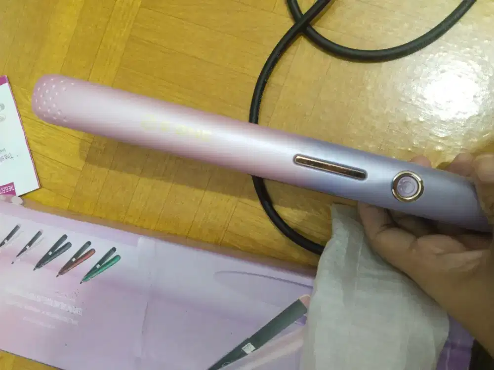 Catokan rambut wanita warna pink