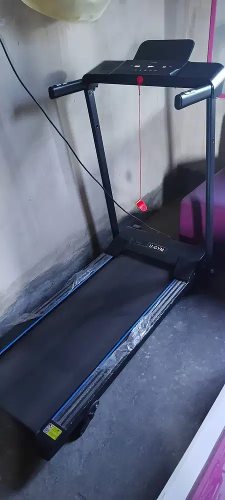 Treadmill u gym touchscreen mulus jarang dipake, masih plastikan