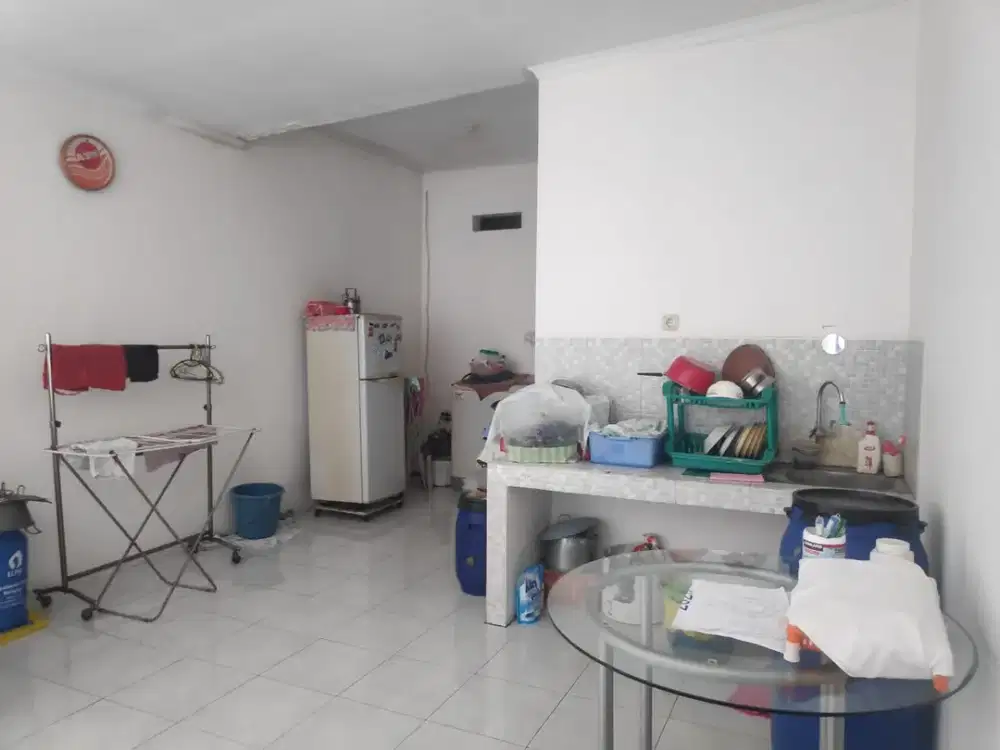 Rumah Luas di Taman Kopo Indah 3, Cocok untuk Gudang & Parkir