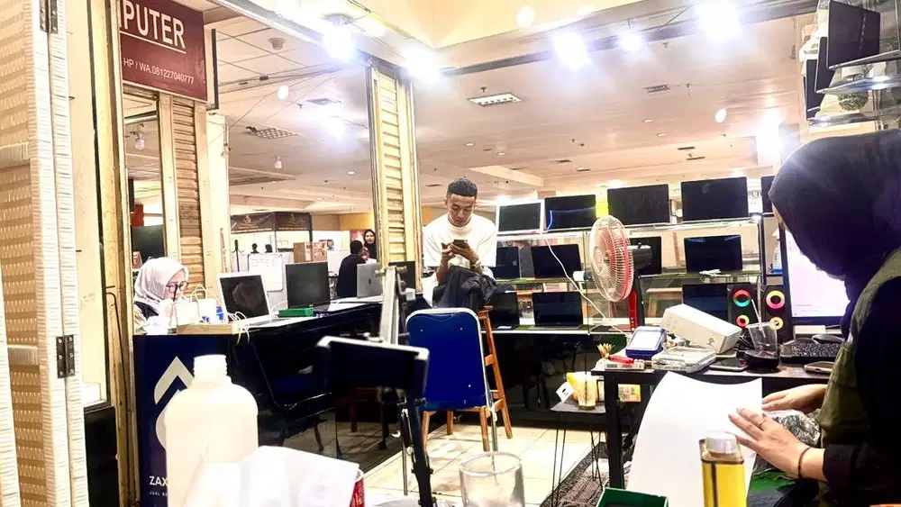 Di cari cewe konten dan posting barang jualan macbook