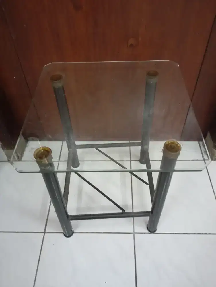 Meja Kaca Kecil