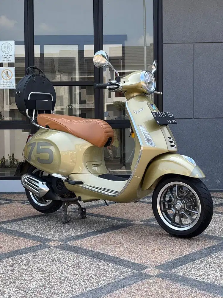 Vespa Primavera 75 thn Anniversary 2021 Odo 4rb Lengkap + Bag Koko Mtr