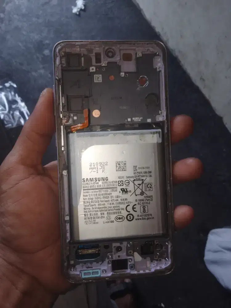 Baterai plus LCD Samsung S21 FE kondisi bekas copotan