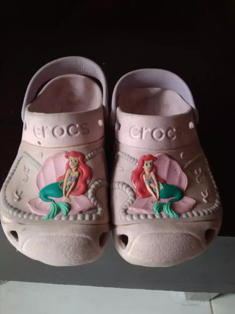 Sepatu/sendal Crocs anak