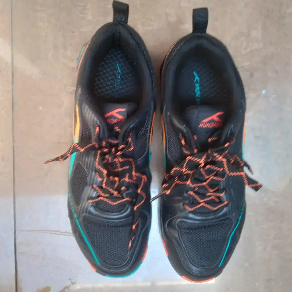 Sepatu badminton hundred no 44