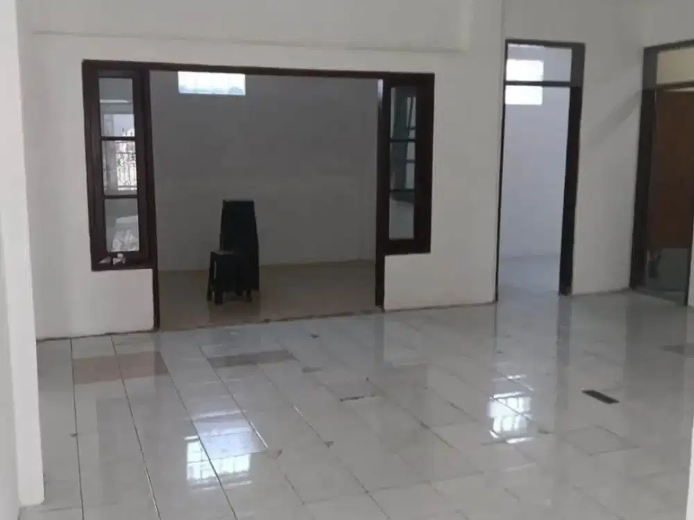 Rumah Luas & Strategis 3 Kamar Tidur Disewakan di Sesetan