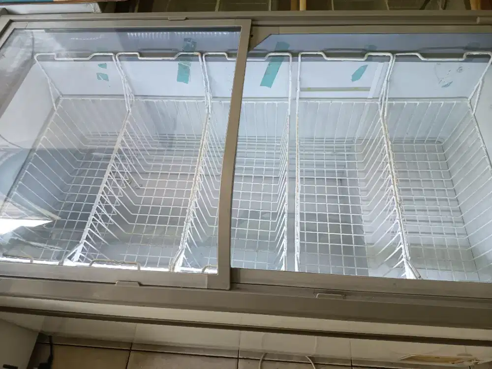Freezer sliding kaca merek gea