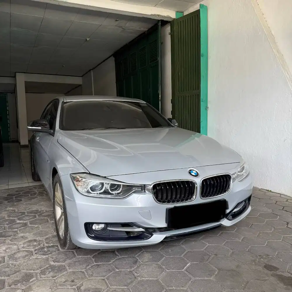 BMW 320i 2016 Silver pemakaian dalam kota, mulus, mint condition