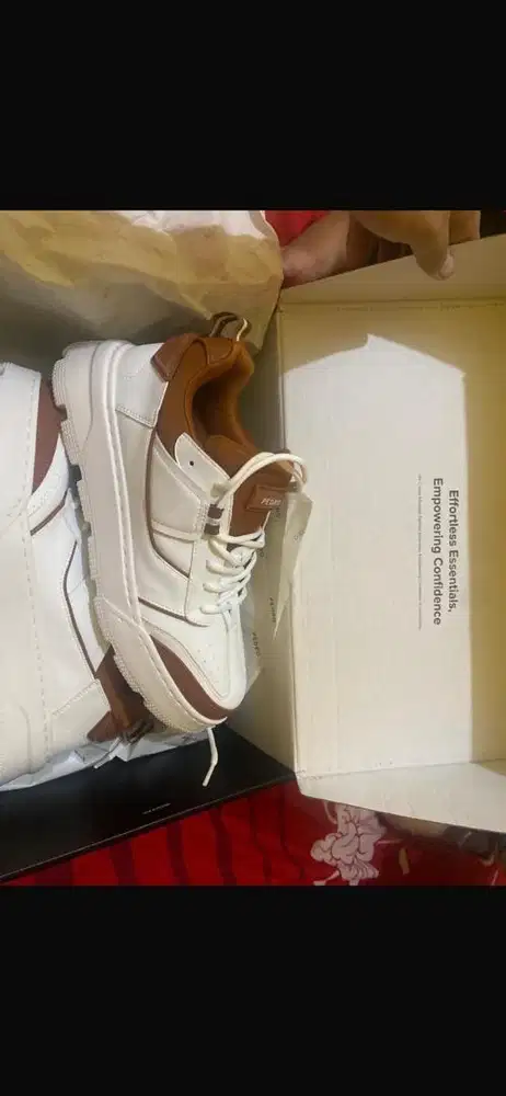 Sepatu pedro warna putih