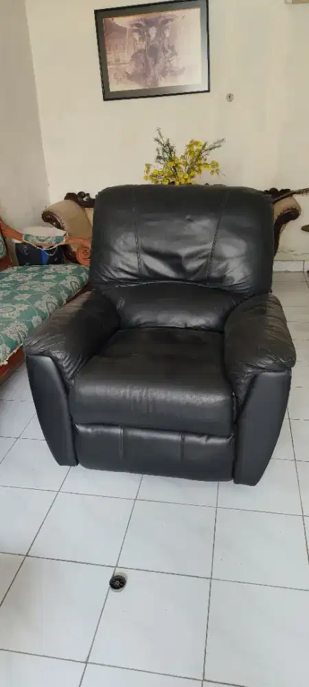 Di jual kursi besar warna hitam