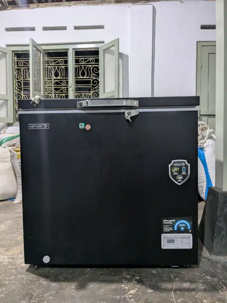 Freezer box merk Artugo Kapasitas 210 liter