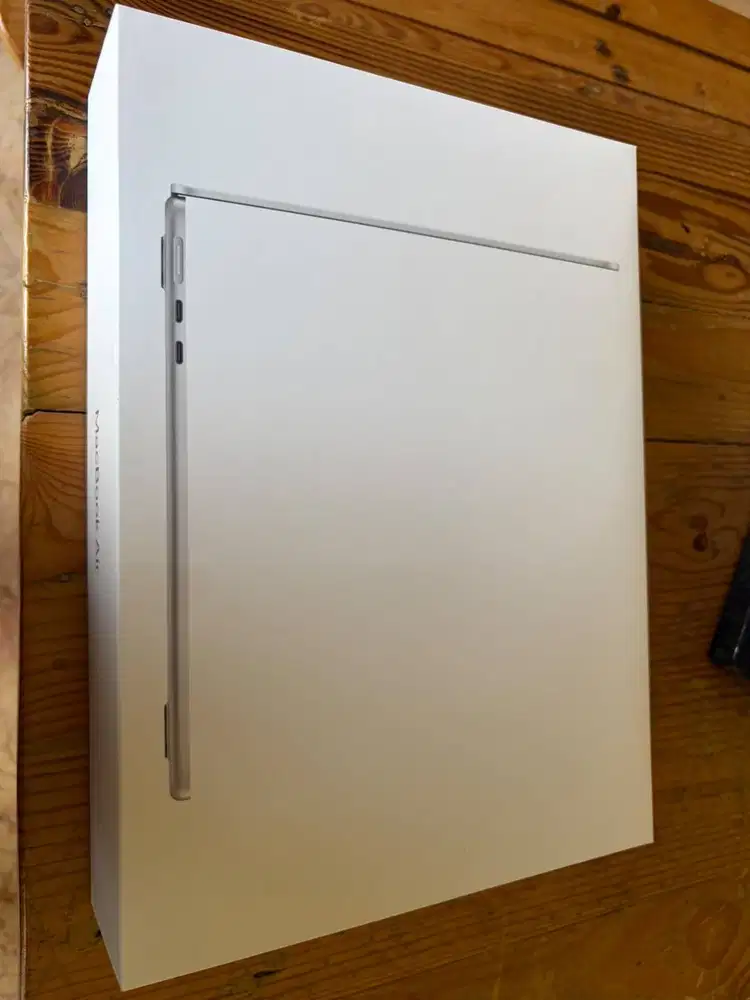 Dijual Macbook Air 13 Inci 16 GB / 512 GB SILVER BARU MASIH SEGEL