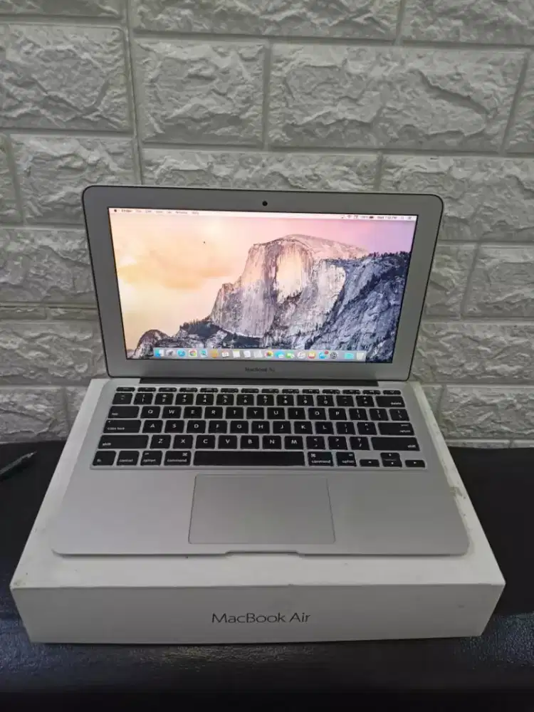 bu jual MacBook Air 11 2015 i5 4gb/ssd128gb
